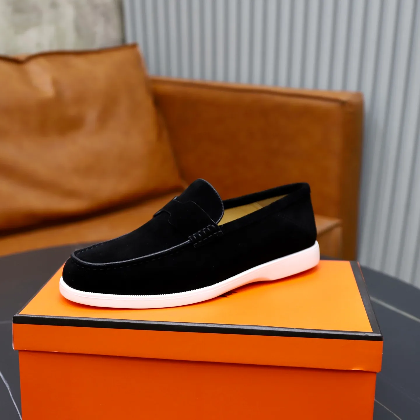 Ex-factory price: 540💰Hermès/Hermès slip-on men's shoes. This shoe is made of imported cow suede leather, with simple and smooth lines, and a 3CM rubber foam ultra-light sole combined with aerodynamic design! Youthful and fashionable, H button decoration, contrasting leather embellishment on the heel, calf lining to gently wrap your feet, with embossed logo cowhide feet, leather rock strips, casual and urban style, highlighting youthful vitality, sports and leisure version, super versatile Size number: 38-39-40-41-42-43-44 Standard leather shoe size (45 can be customized but does not support returns)